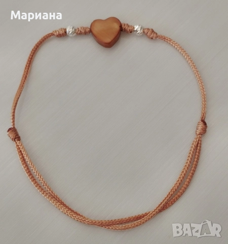 гривна от конец с камъни и сребърни топчета