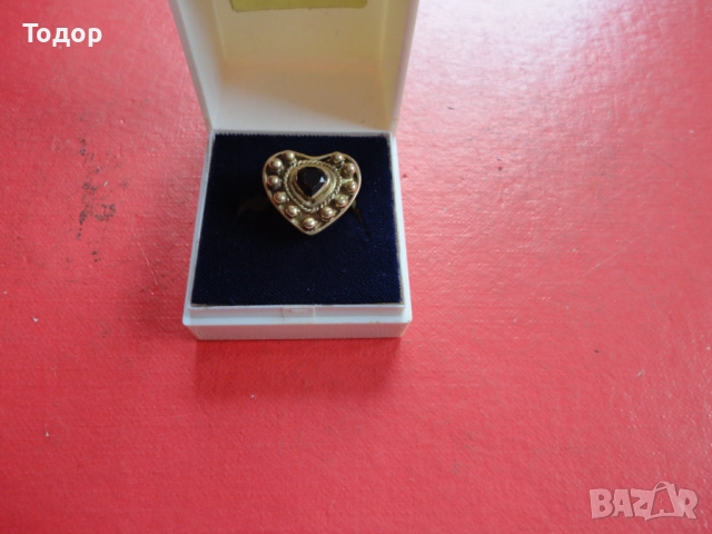 Невероятен викториански златен пръстен с гранат сърце