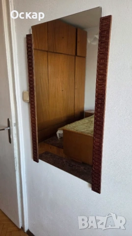 Огледало с дървена рамка