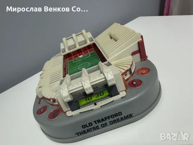 Колекционерски будилник / макет „Old Trafford“ – Manchester United Treble Winners