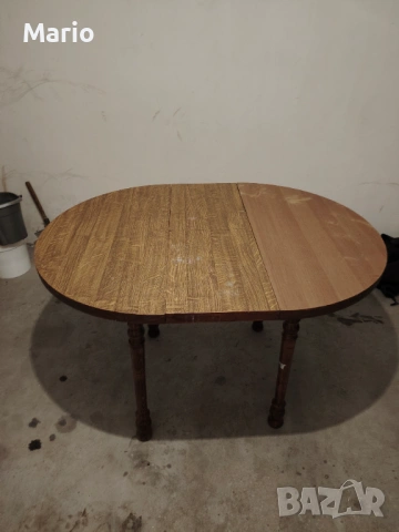 Кухненска маса с дървени крака 