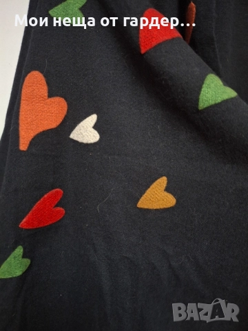 Страхотен широк Шал Benetton с сърца.Нов да подарък!, снимка 2 - Шалове - 51890921