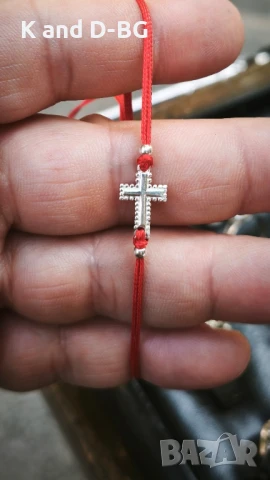 Гривничка против уроки от червен конец и сребърни елементи. Сребърно кръстче проба 925, снимка 2 - Гривни - 50701667