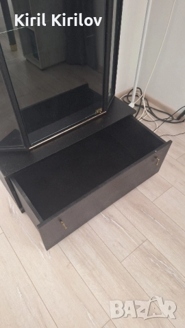 Подарявам-Холова витрина с голямо долно чекмедже, снимка 6 - Шкафове - 52373259