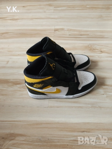 Оригинални мъжки кецове Nike Air Jordan 1 Mid White Pollen Black, снимка 3 - Кецове - 52129047