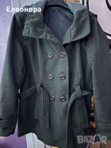 съвсем запазено сиво зимно палтенце с качулка