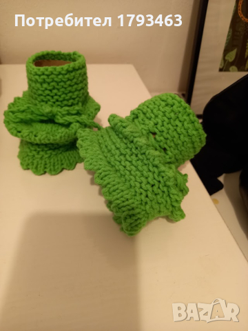 Ръчно плетени бебешки терлички от акрил, снимка 3 - Бебешки чорапи - 41931527