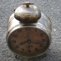 Часовник будилник Юнгханс, снимка 1 - Антикварни и старинни предмети - 33833552