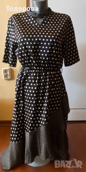 Рокля черна на бели точки, асиметрична, с волани., снимка 1