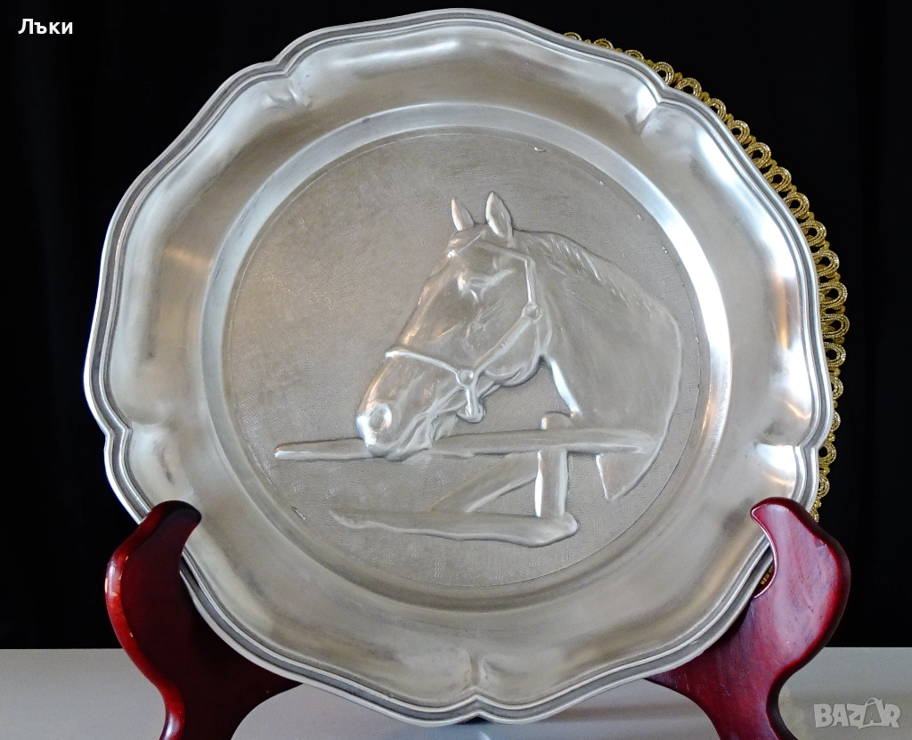 Калаена чиния с изображение на Кон,Конче. , снимка 1