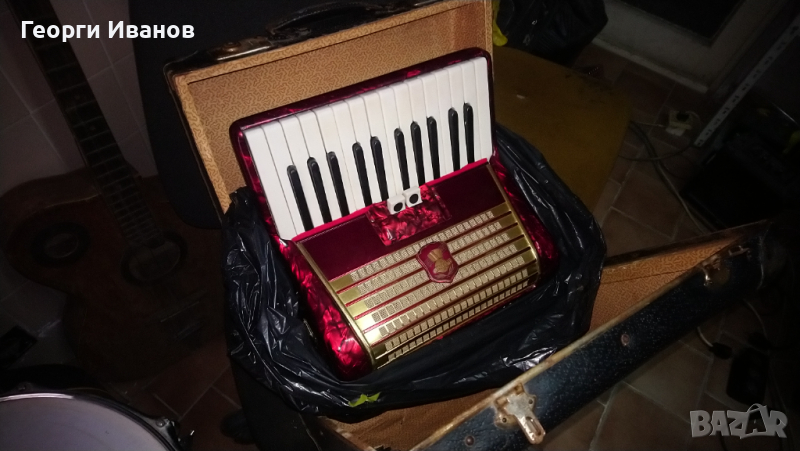 Продавам Акордеон Велтмайстер 32 баса с куфар, снимка 1
