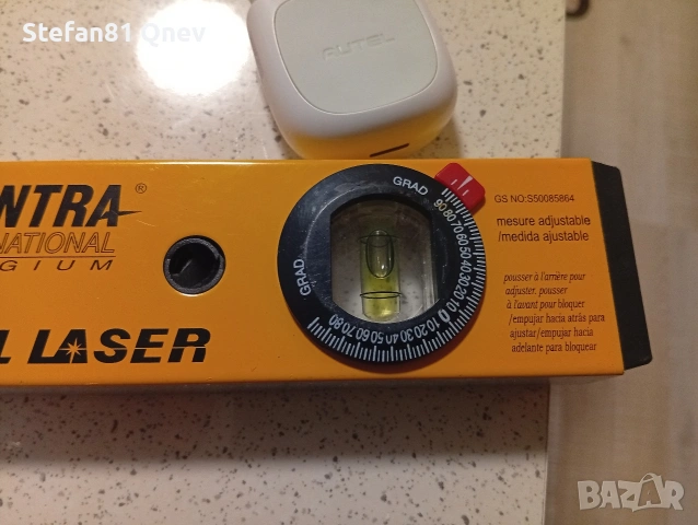 Нивелир с лазер за мебелисти 