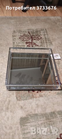 Огледало в масивна метална рамка, тип поднос.