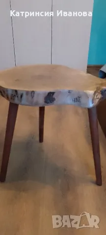 Стенен часовник и 2 масички-лакирана и необработено дърво ,може и поотделно 