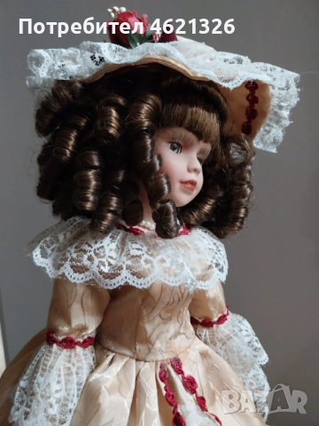Викторианска порцеланова кукла колекционерско издание с чадър и шапка, снимка 13 - Декорация за дома - 52069123
