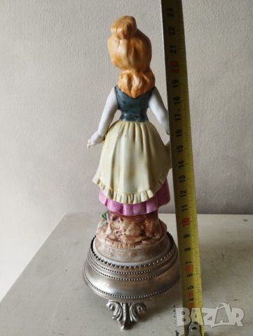 порцеланова статуетка, снимка 3 - Статуетки - 42165578