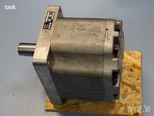 Хидравлична помпа Jihostroi U80A, снимка 2 - Резервни части за машини - 36375544