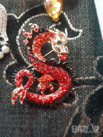 Стилни дамски брошки,нови, снимка 8 - Колиета, медальони, синджири - 36207163