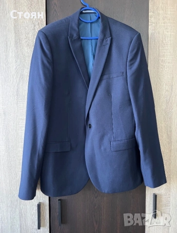 Тъмно син костюм
