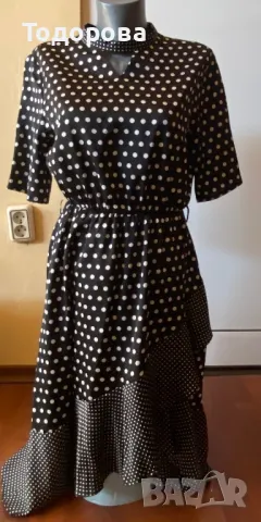 Рокля черна на бели точки, асиметрична, с волани.