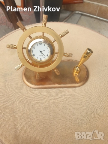 кварцов часовник изработен от масивен бронз . Корабният рул се върти около часовника свободно 