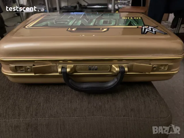 WWE Money In The Bank Briefcase куфар gold колекционерски Договорът в куфарче , снимка 7 - Колекции - 48988450