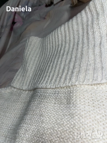 Бял пуловер 