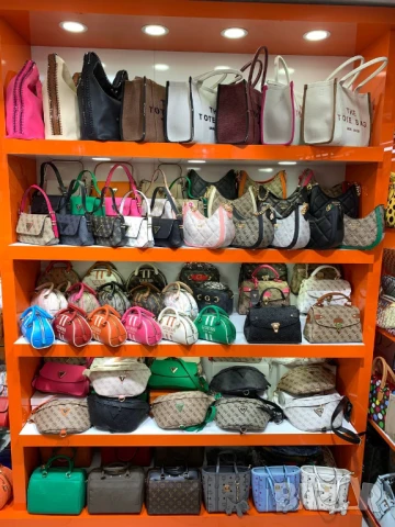 чанти guess jaquemuss chanel louis vuitton versace