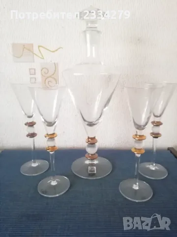 Сервиз от 5чаши и гарафа, златни кантове. Подходящ за вино, шампанско и други алкохолни напитки. 