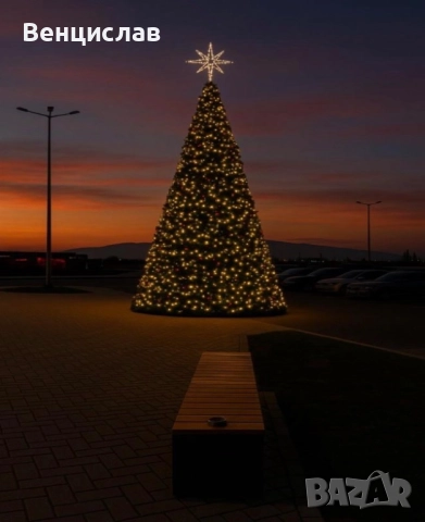 Гигантска коледна елха - 10 м височина, украсена с коледни топки и топло бели LED светлини и връх