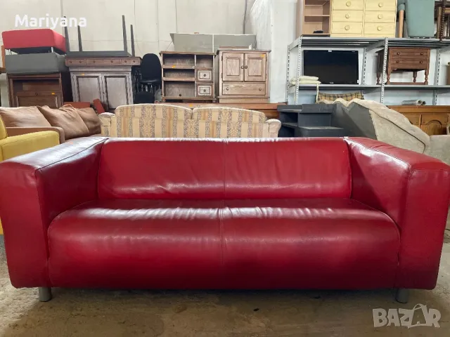 Червен кожен диван 