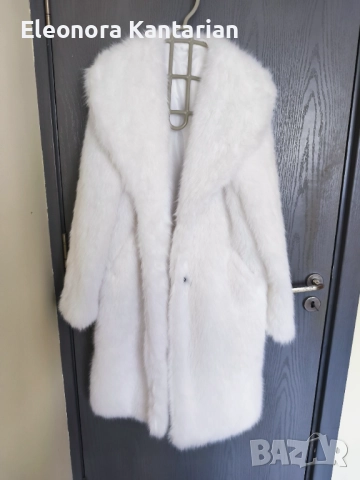 Снежно бяло пухкаво палто