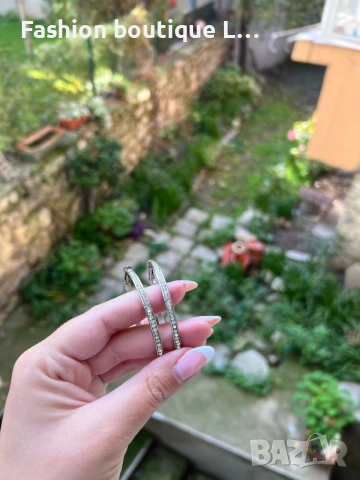 Обеци халки в сребрист цвят с блестящи камъчета среден размер ❤️, снимка 4 - Обеци - 52413453