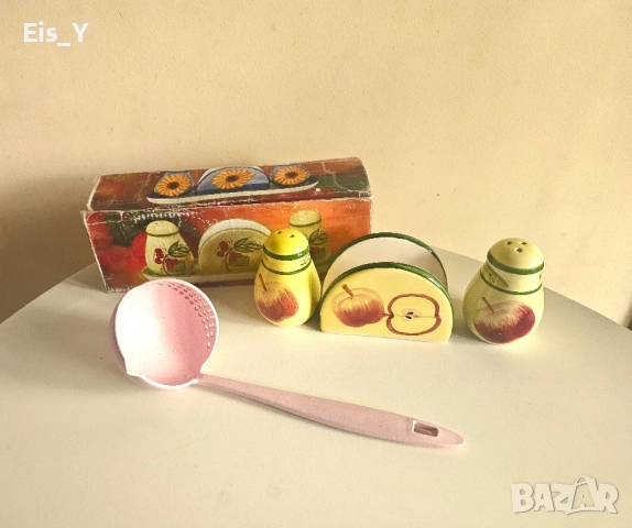 Керамичен комплект с подарък: Солници и салфетник, снимка 2 - Аксесоари за кухня - 52306343