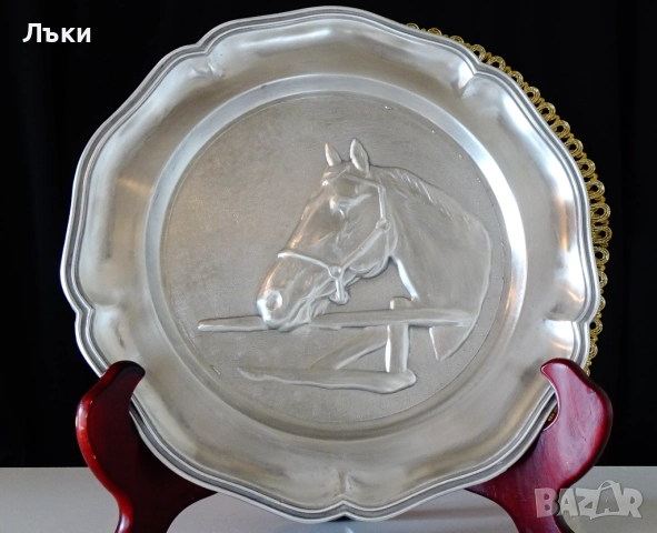 Калаена чиния с изображение на Кон,Конче. 