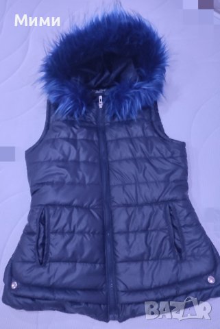 Тъмно син елек с пух на качулката