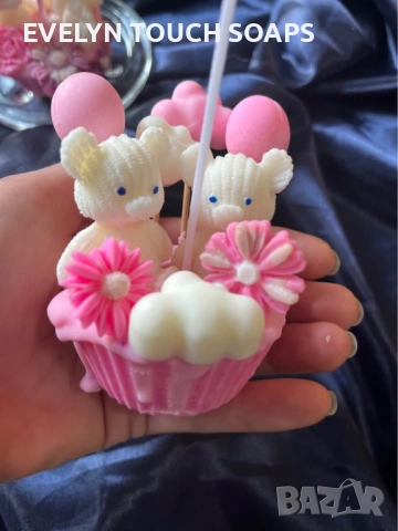 Свещ „Мечета с балони“ – в розова капкейк основа, снимка 3 - Декорация за дома - 51782795