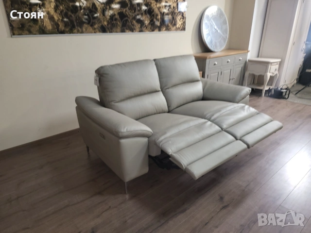 Светло бежов кожен диван двойка с електрически релаксиращ механизъм, снимка 4 - Дивани и мека мебел - 53694248