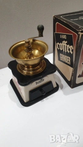 Стара порцеланова кафемелачка, снимка 5 - Антикварни и старинни предмети - 53651372