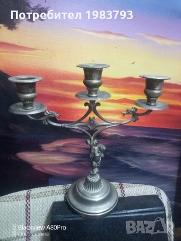 Посребрен свещник във викториански стил.