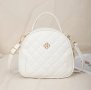 Дамска капитонирана стилна чанта в бяло, снимка 1 - Чанти - 44398546