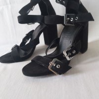Черни велурени сандали на ток Bershka , снимка 4 - Дамски обувки на ток - 39926843