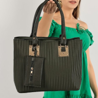 Луксозна дамска чанта от ест. к. със златисти метални елементи в комплект с портмоне 36/26 см, снимка 1 - Чанти - 44773777