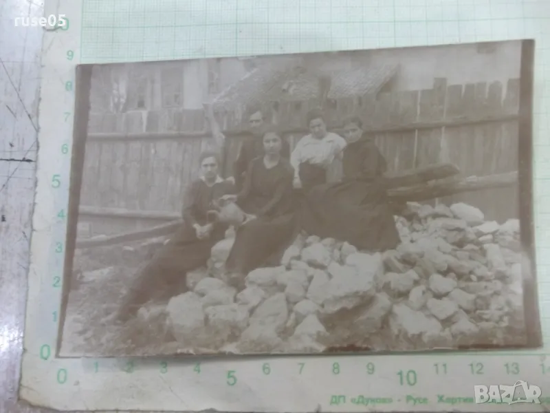 Снимка стара пред оградата със стомна, снимка 1