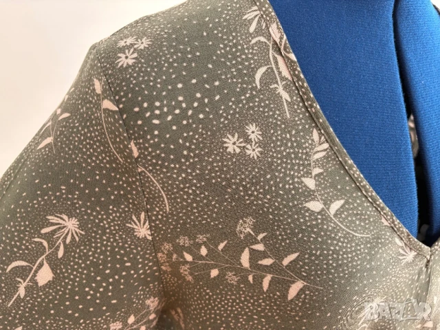 Рокля Three Little Words – маслинено зелена с ботанически десен | Чисто нова | Размер М, снимка 9 - Рокли - 51093938