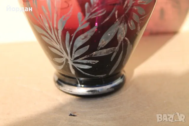 Ваза с вишнево стъкло със сребърна украса /1900-тната година/, снимка 8 - Други ценни предмети - 47580944