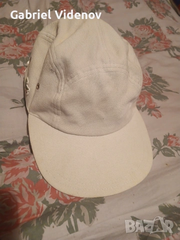 Летни шапки Lacoste.