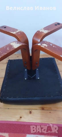 Ретро кожена табуретка с дървени крака. Кожата няма скъсано. Отлично състояние. , снимка 7 - Антикварни и старинни предмети - 51477965