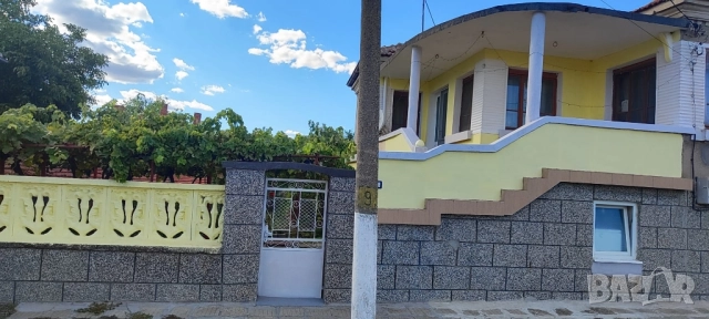 Хубава двуетажна къща с двор с. Маломир /22 км от Ямбол, снимка 2 - Къщи - 52071871