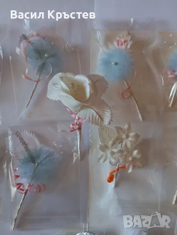 Сватбени аксесоари, Бутониери за закичване на младоженците, кумовете и гостите, снимка 6 - Изкуствени цветя - 49163191